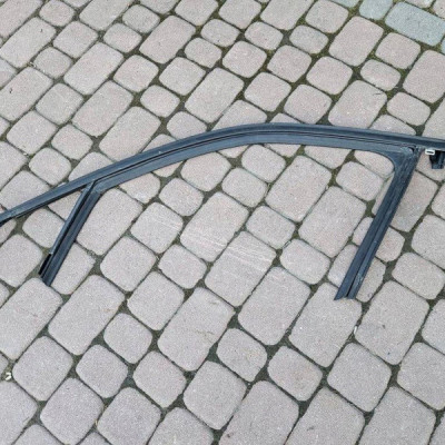 Uszczelka drzwi zgarniacz lewy przód Opel Mokka B 2 9834496980