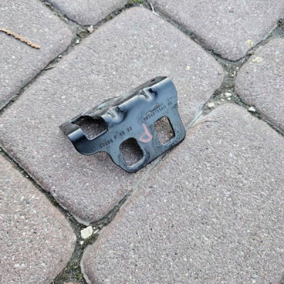 Uchwyt wspornik błotnika prawy mocowanie Opel Mokka B 2 9838210580