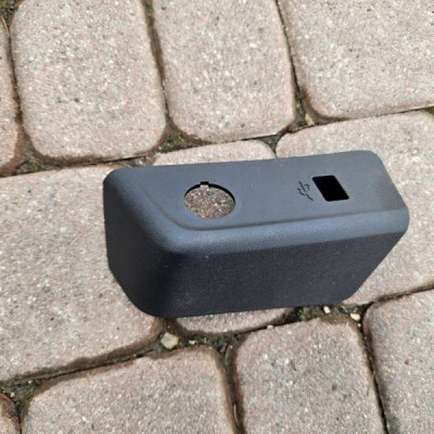 Obudowa gniazda zapalniczki tunelu deski Opel Mokka B 2 9830788880