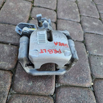 Zacisk tylny lewy LINKA PROACE CITY Berlingo Combo E Rifter 9819337680