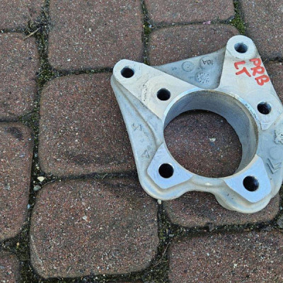 Mocowanie piasty lewy tył PROACE CITY Berlingo Combo E Rifter 9813623480