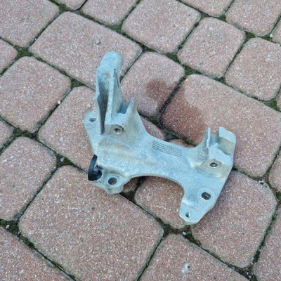 Łapa uchwyt mocowanie alternatora 0.9TCE 1.2TCE Renault Clio IV 117104394R