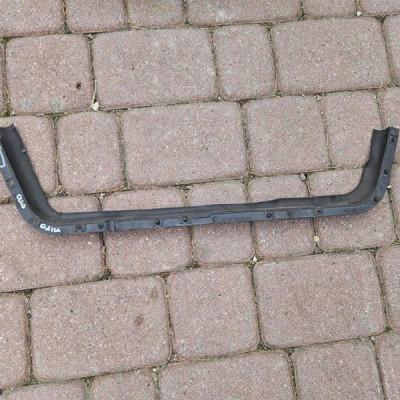 Uszczelka grilla przedniego maski Renault Clio IV 658105057R