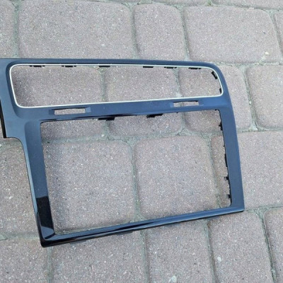 Ramka środkowa radia deski Volkswagen Golf 7 VII 5G1819743F