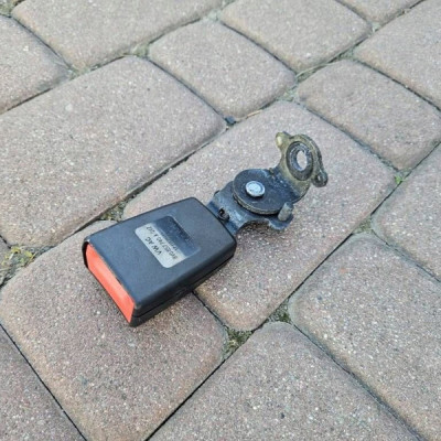 Zapinka środkowa pasa tylnego wpinka Volkswagen Golf 7 VII 8V0857740A