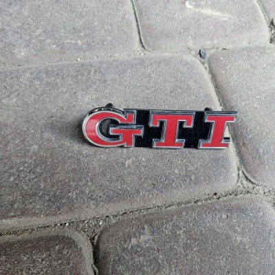 Znaczek emblemat grilla GTI Volkswagen Golf 7 VII 5G0853679AF