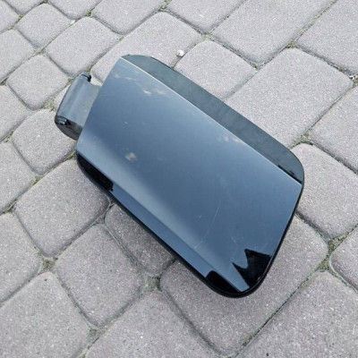 Klapka wlewu paliwa BENZYNA KTV czarna Opel Astra L 6 VI 9839723180