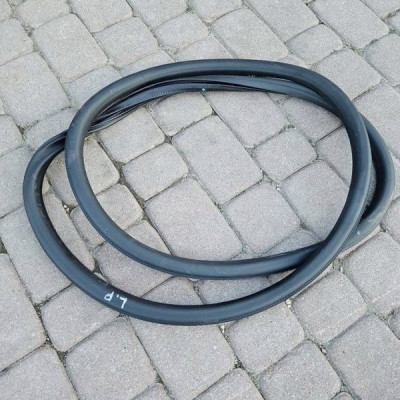 Uszczelka drzwi karoseryjna przód lewa Opel Astra L 6 VI 9847142380