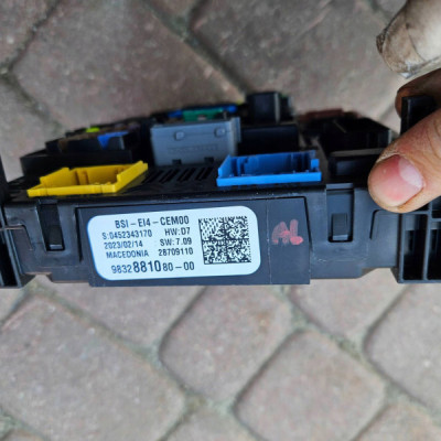 Skrzynka bezpieczników 1.2THP AUTOMAT HB Opel Astra L 6 VI 9832881080