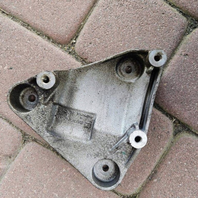 Łapa uchwyt mocowanie sprężarki klimatyzacji 1.4T Opel Mokka 55577637