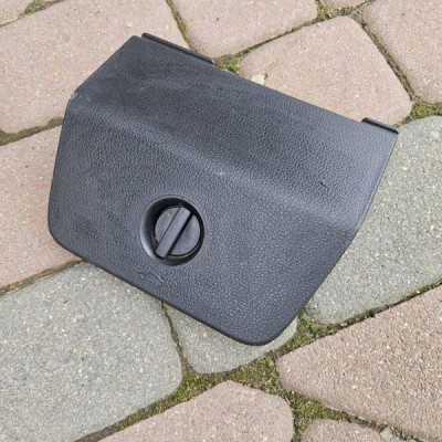 Mocowanie zaślepka trójkąta klapy Volkswagen Golf 7 VII GTI 5G6860285A