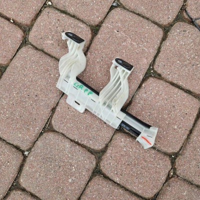 Uchwyt mocowanie wspornik drzwi szyby prawy Opel Grandland X 9821863880