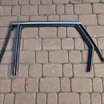 Gumowa uszczelka drzwi tylnych lewa chrom Opel Grandland X