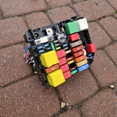 Skrzynka bezpieczników przekażniki Opel Grandland X 9804846880