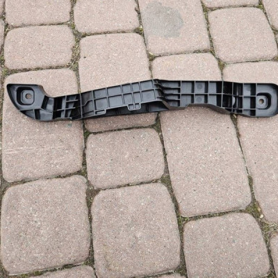 Uchwyt mocowanie boczka klamki prawy tył OPEL ASTRA L 6 VI 9840528580