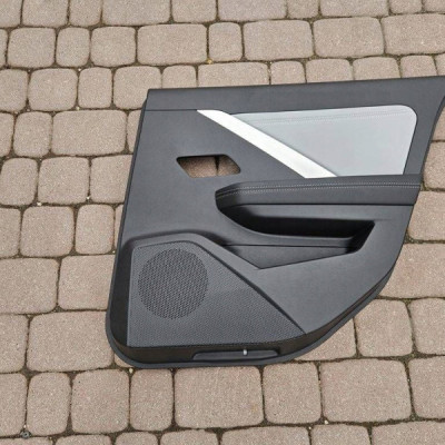 Boczek tapicerka drzwi tył tylna skóra prawy OPEL ASTRA L 6 VI 98519977ZS