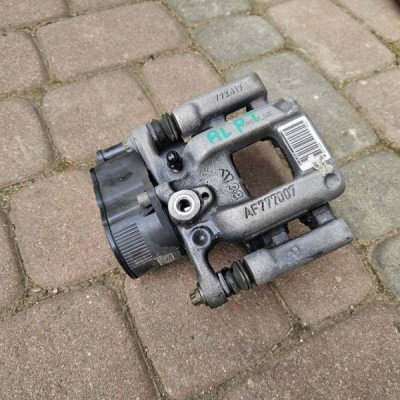 Zacisk tył tylny prawy jażmo elektryczny OPEL ASTRA L 6 VI 9819059480