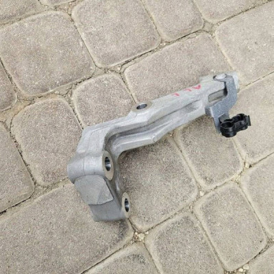 Uchwyt wspornik zawieszenia przedniego sanek lewy OPEL ASTRA L 6 VI S04-21A