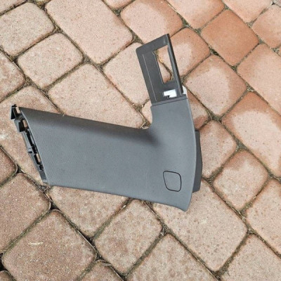 Osłona słupka bagażnika lewa czarna kombi Opel Insignia B 39157328