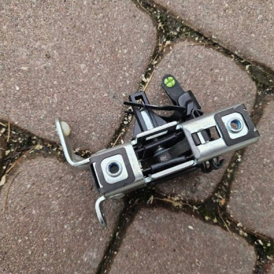 Uchwyt zamek kanapy tył tylnej Opel Corsa E 39025656