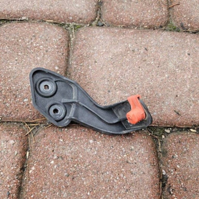 Ślizg mocowanie wspornik zderzaka tył Opel Corsa E 13250393