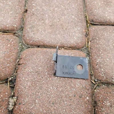 Uchwyt wspornik lampy przód lewy mocowanie Opel Corsa E 13434434