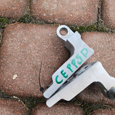 Zawias zawiasy drzwi przód prawe 5 drzwi Opel Corsa E 13180569