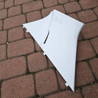 Obudowa osłona słupka bagażnika 5 drzwi prawa Opel Corsa E 13180611