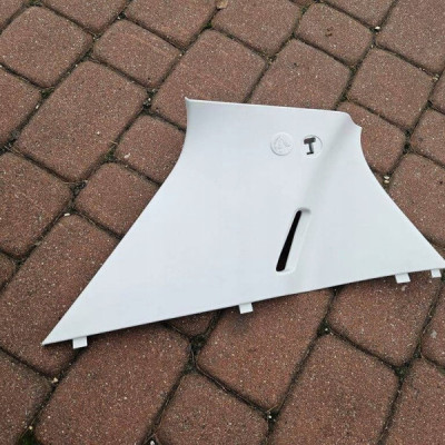 Obudowa osłona słupka bagażnika 5 drzwi lewa Opel Corsa E 13180610