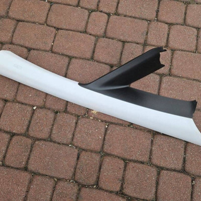 Obudowa osłona słupka przednia prawa Opel Corsa E 13180561