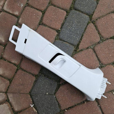 Obudowa osłona słupka prawa 5 drzwi Opel Corsa E 13180608