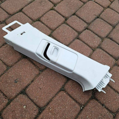 Obudowa osłona słupka lewa 5 drzwi Opel Corsa E 13180607