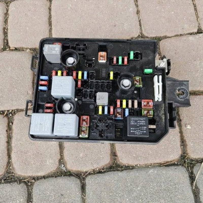 Sterownik skrzynka bezpieczników BSI Opel Corsa E 39117548