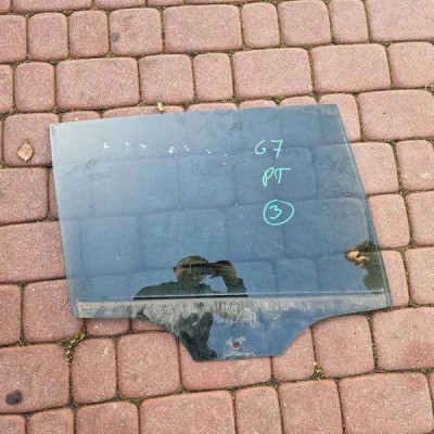 Szyba tylna prawa CIEMNA HB - Rocznik na szybie 2013R Volkswagen Golf 7 VII