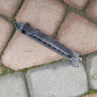 Ślizg mocowanie zderzaka lewe wspornik Opel Corsa E 39014302