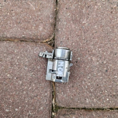 Wkładka zamka drzwi przód przednich lewych Opel Meriva B 13575159