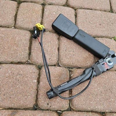 Napinacz fotela kierowcy lewy dopinacz pasa Opel Meriva B 13250516