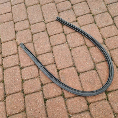 Uszczelka karoseryjna na karoserii lewa 5 drzwi Opel Corsa E