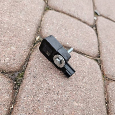 Czujnik uderzenie pasa przedniego inna sruba Opel Corsa E 13509729