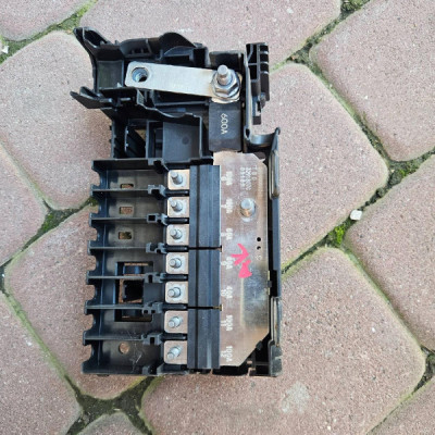 Skrzynka bezpieczników klema akumulatora Opel Astra K 39112143