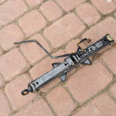 Podnośnik lewarek podnoszenia auta pojazdu Opel Insignia A