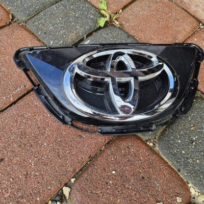 Grill atrapa zderzaka przód emblemat logo Toyota Aygo X 75312-0H040