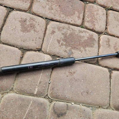 Siłownik podnośnik teleskop klapy bagażnika prawy Toyota Aygo X 68950-0H050