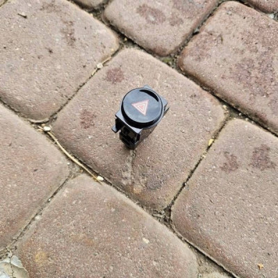 Przycisk włącznik przełącznik awaryjnych Toyota Aygo X 325-1M21