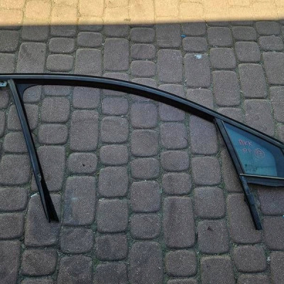 Szyba przód przednia prawa uszczelka drzwi zgarniacz 2017R Opel Astra K