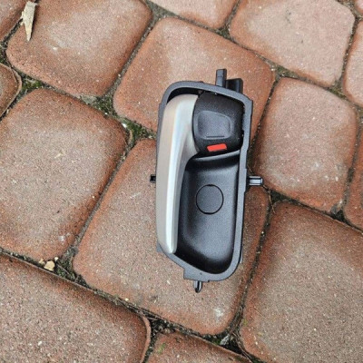 Klamka drzwi tylna lewa boczka tapicerki chrom Toyota Aygo X 69206-0H010