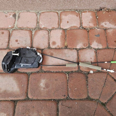 Zamek drzwi tył tylnych lewych Yaris Toyota Aygo X M73-14480