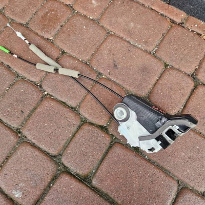 Zamek drzwi tył tylnych prawych Yaris Toyota Aygo X M73-14470