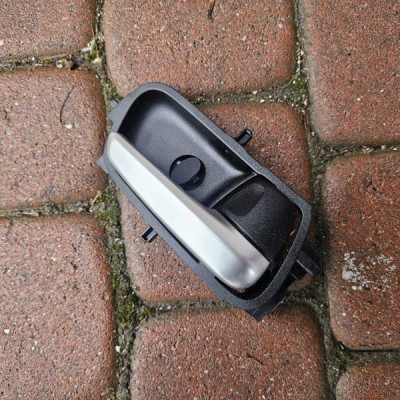 Klamka drzwi tył tylnych prawych wnętrza Toyota Aygo X 69205-K0050