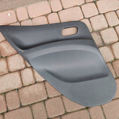 Boczek tapicerka drzwi tył tylny lewa lewy Toyota Aygo X 67630-0H050